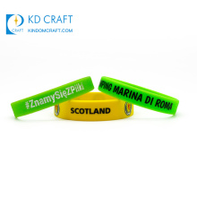 Großhandel billige benutzerdefinierte Gummi geprägte Farbe gefüllte Armbänder Land Schottland Logo Druck Silikon Armband Armband
